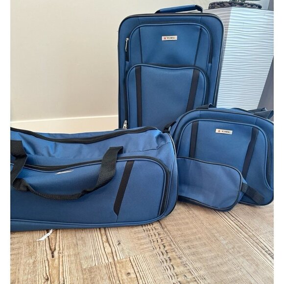 TAG Freehold 4-Piece Softside Spinner Softside Luggage Set suitcase carry on - Picture 2 of 12